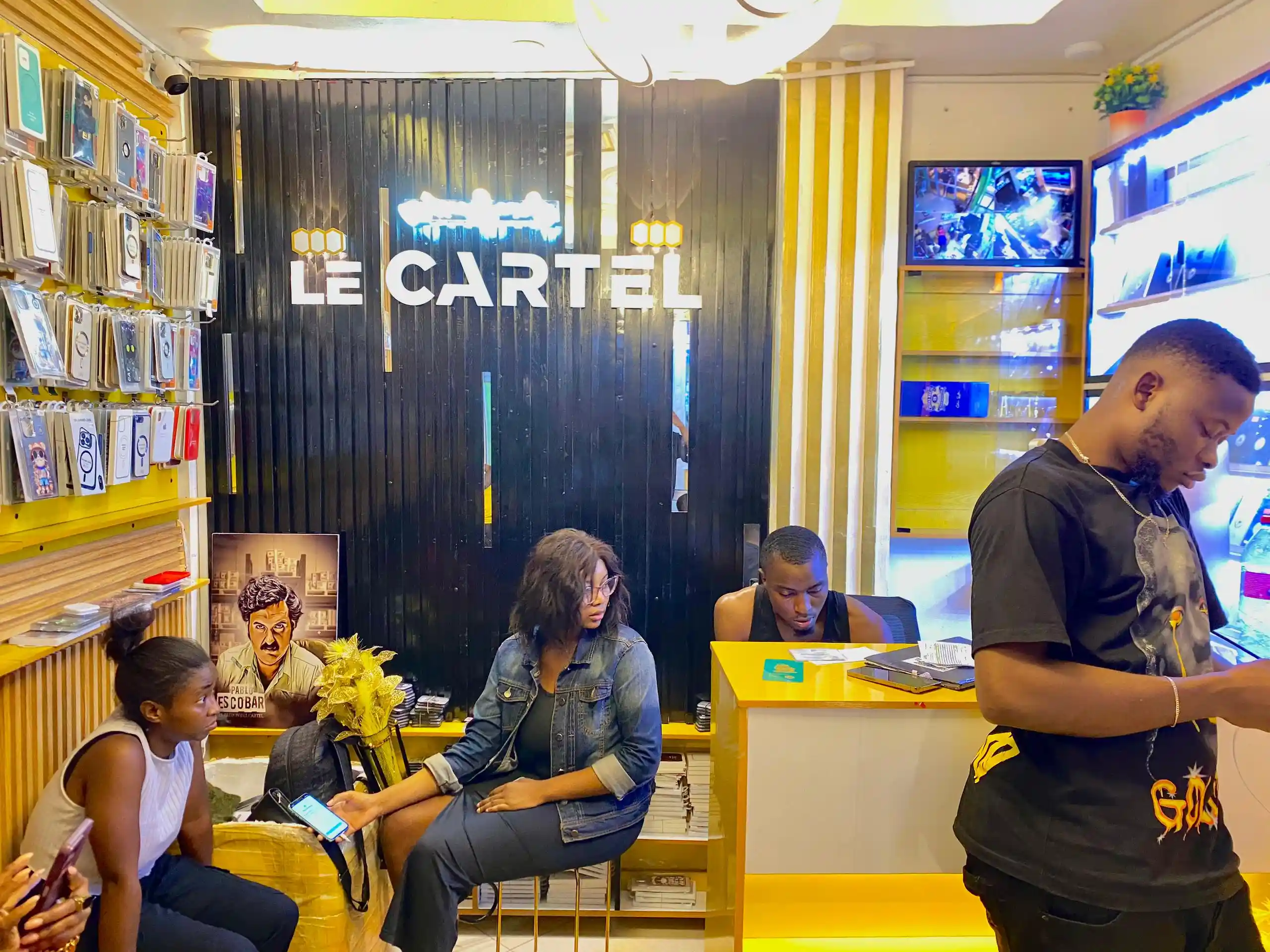 Espace premium pour smartphones haut de gamme du Cartel de Pablo Escobar à Yaoundé