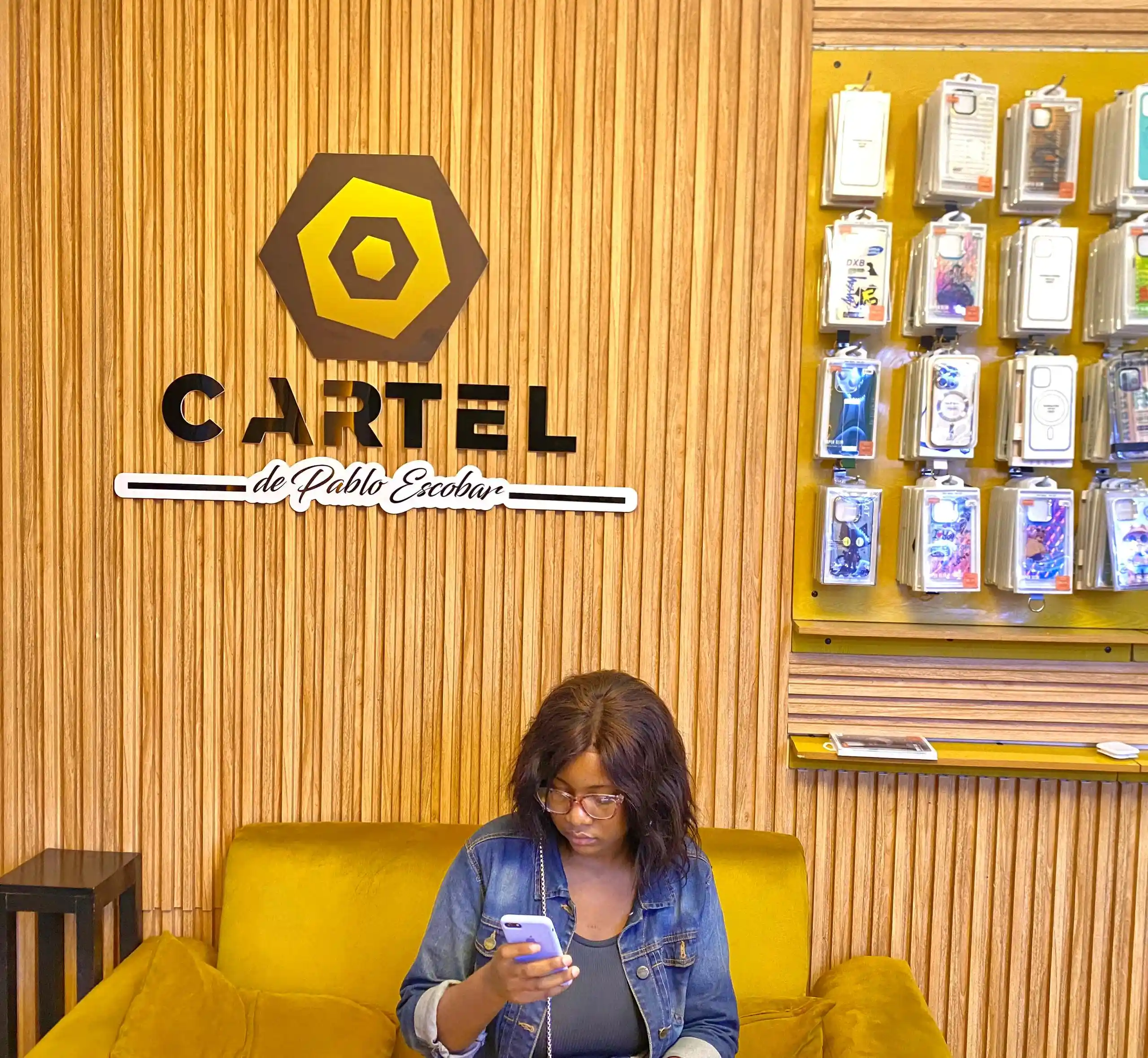Zone d'accessoires pour téléphones au Cartel de Pablo Escobar, Yaoundé Cameroun