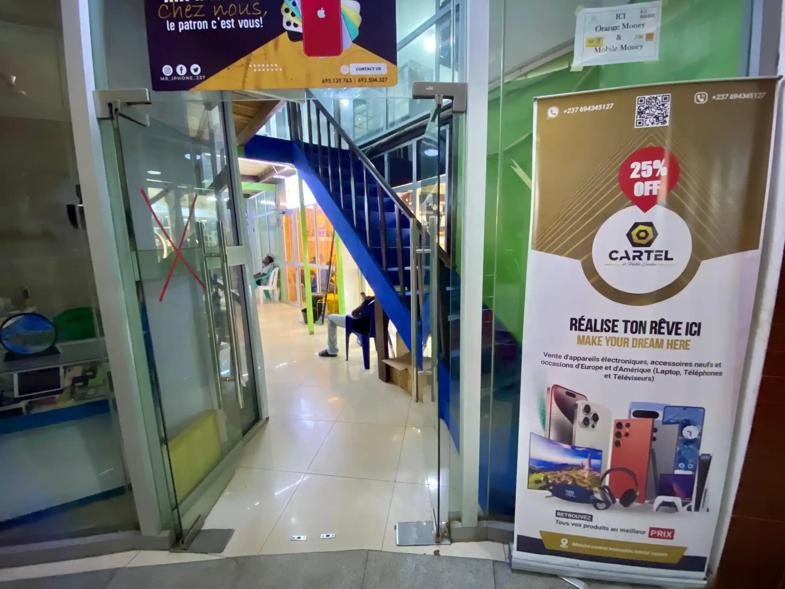 Boutique principale du Cartel de Pablo Escobar au marché central de Yaoundé, Cameroun